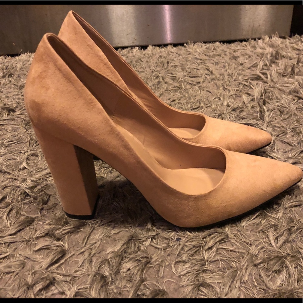 Tan/nude Pumps